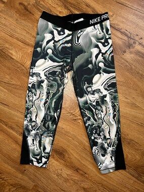 Nike Pro Dri-FIT  Women’s Crop Leggings Abstract Print Black White Size L